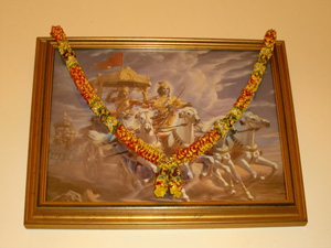 Sri Krishna driving the chariot for Arjuna. An image Srila Gurudev suggested to Kumkum Didi to greet the visitors. 