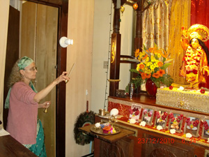 Srimati Vimala Didi performs the arati.