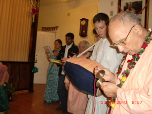 Srila Janardan Maharaja leads the kirtan.