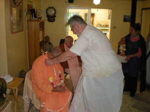 Srila Janardan Maharaj also receives a garland,