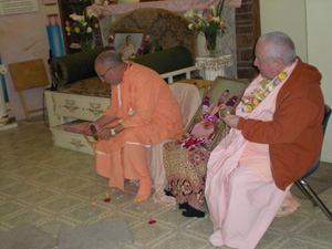 Srila Janardan Maharaj leads the devotees in kirtan.