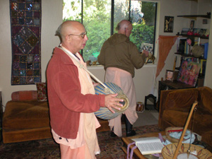 Ramai Prabhu offered arotik while Srila Janardan Maharaj led the kirtan.