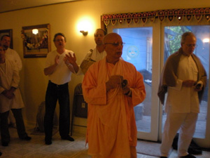 Srila Janardan Maharaj leads the evening arotik for the Sunday Feast program.